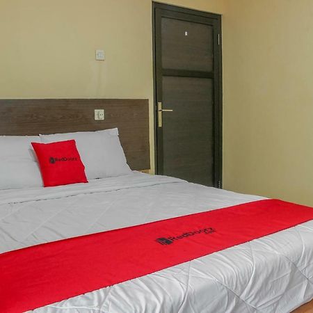 Hotel RedDoorz Syariah near Pasar Modern Cikopo Karawang Exterior foto