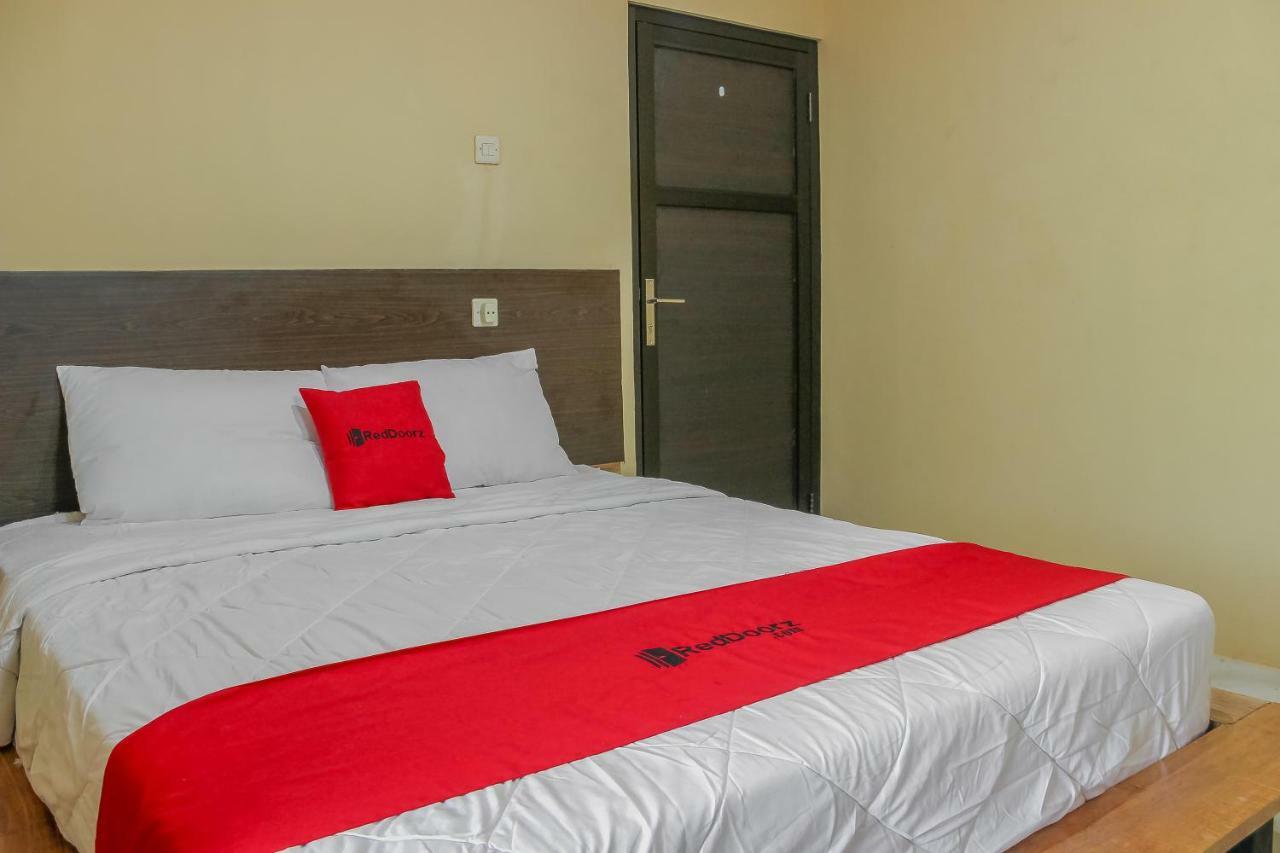 Hotel RedDoorz Syariah near Pasar Modern Cikopo Karawang Exterior foto