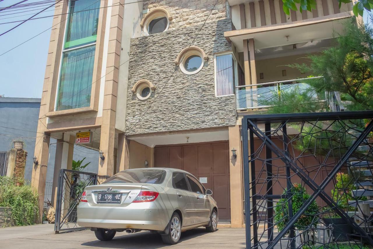 Hotel RedDoorz Syariah near Pasar Modern Cikopo Karawang Exterior foto